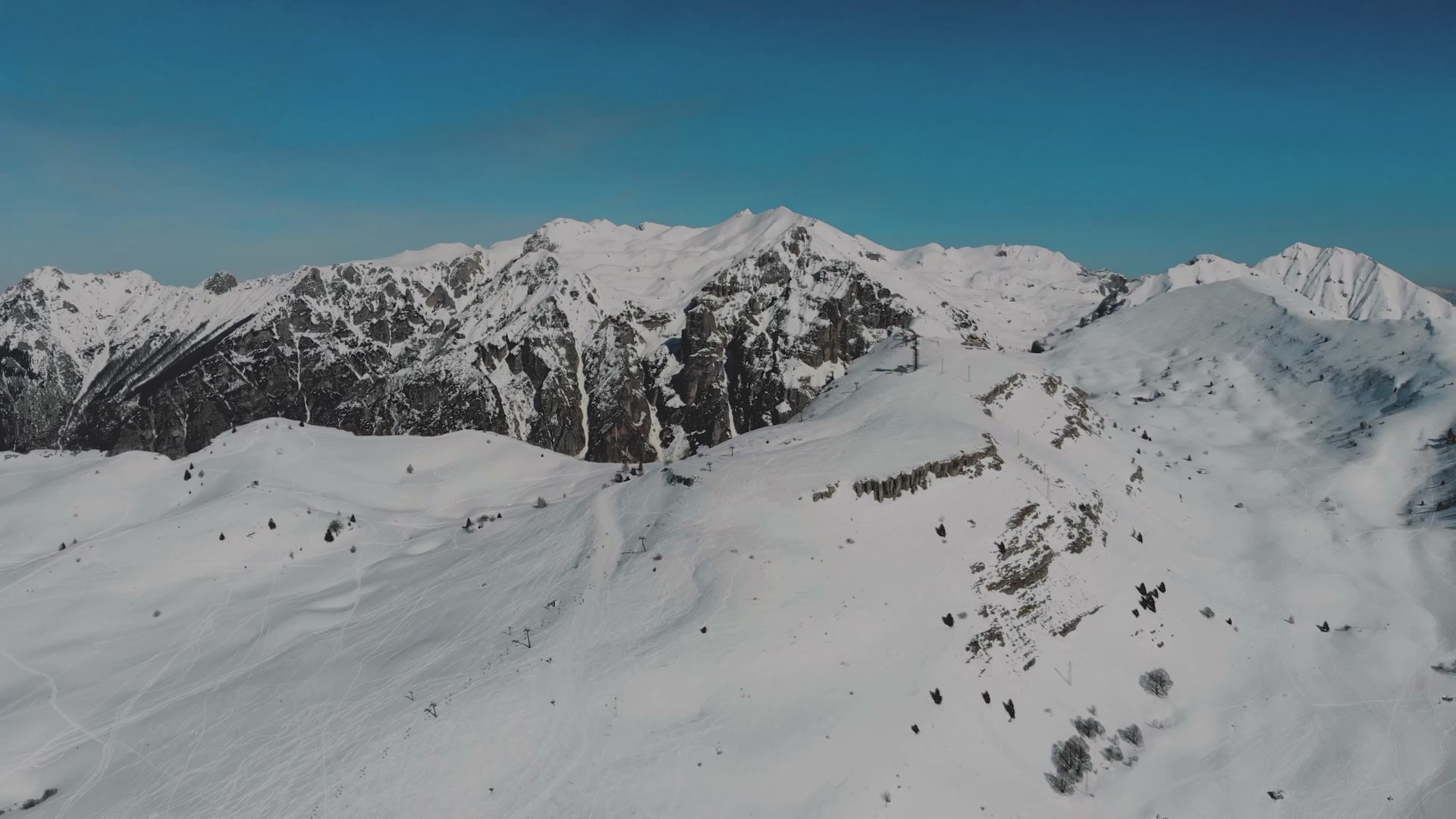 Carica il video: video sciatori e snowboarder sulla neve con l&#39;attrezzatura Outdoor Master