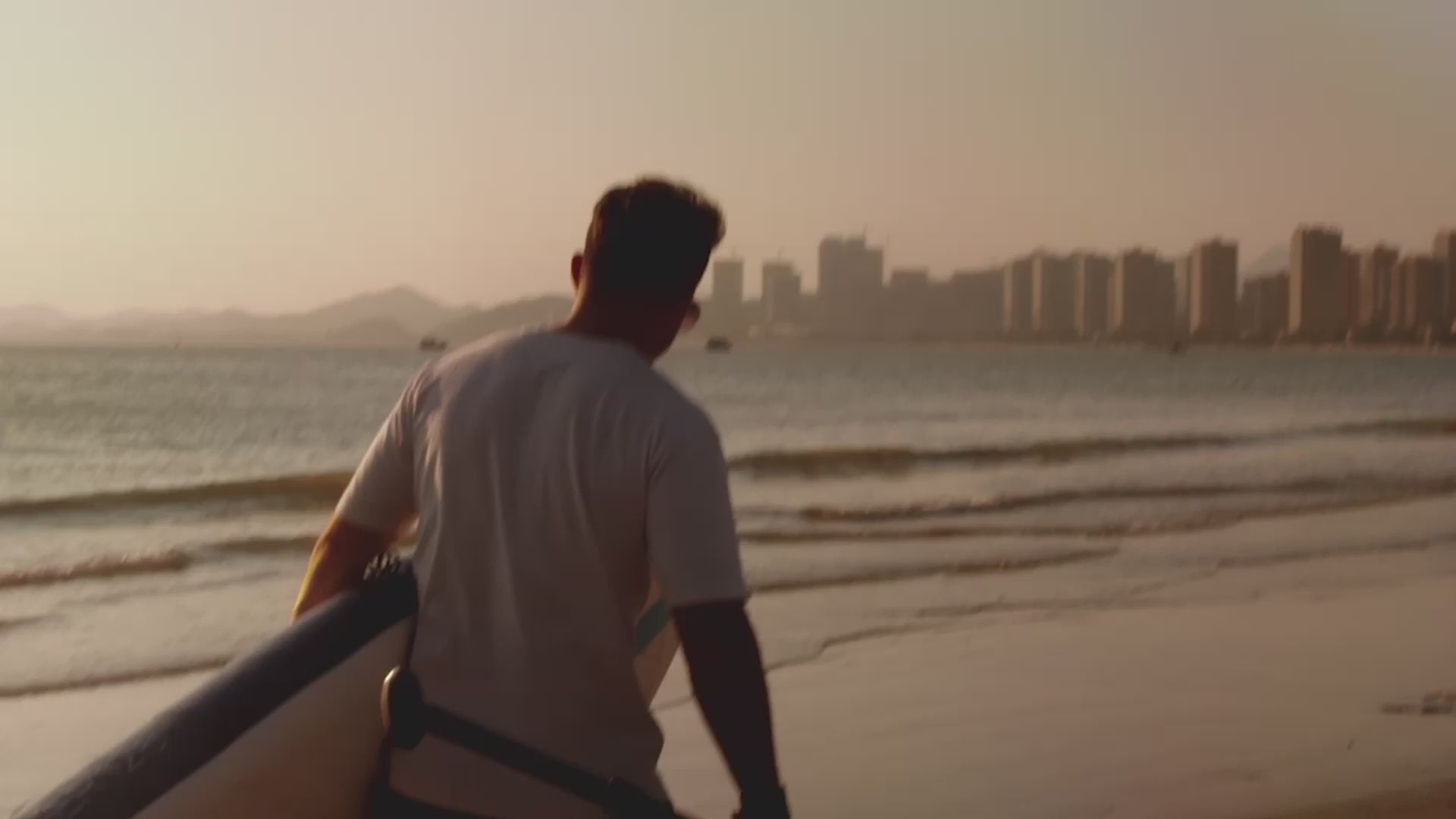 Carica il video: video ragazzo con sup al mare